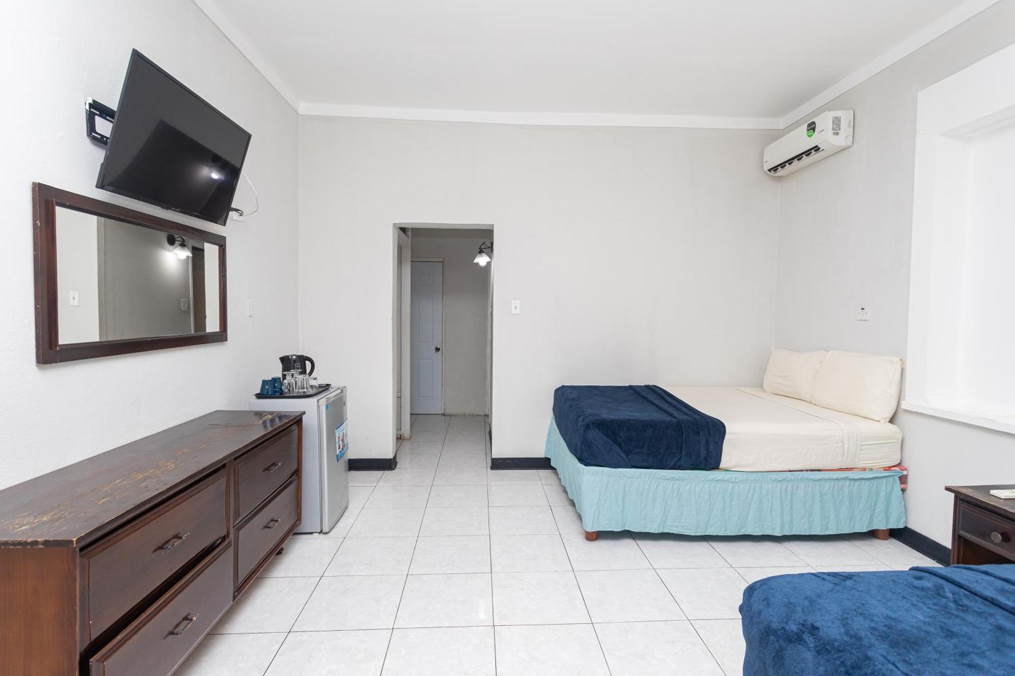 Hotel Caribic House Montego Bay Exterior foto