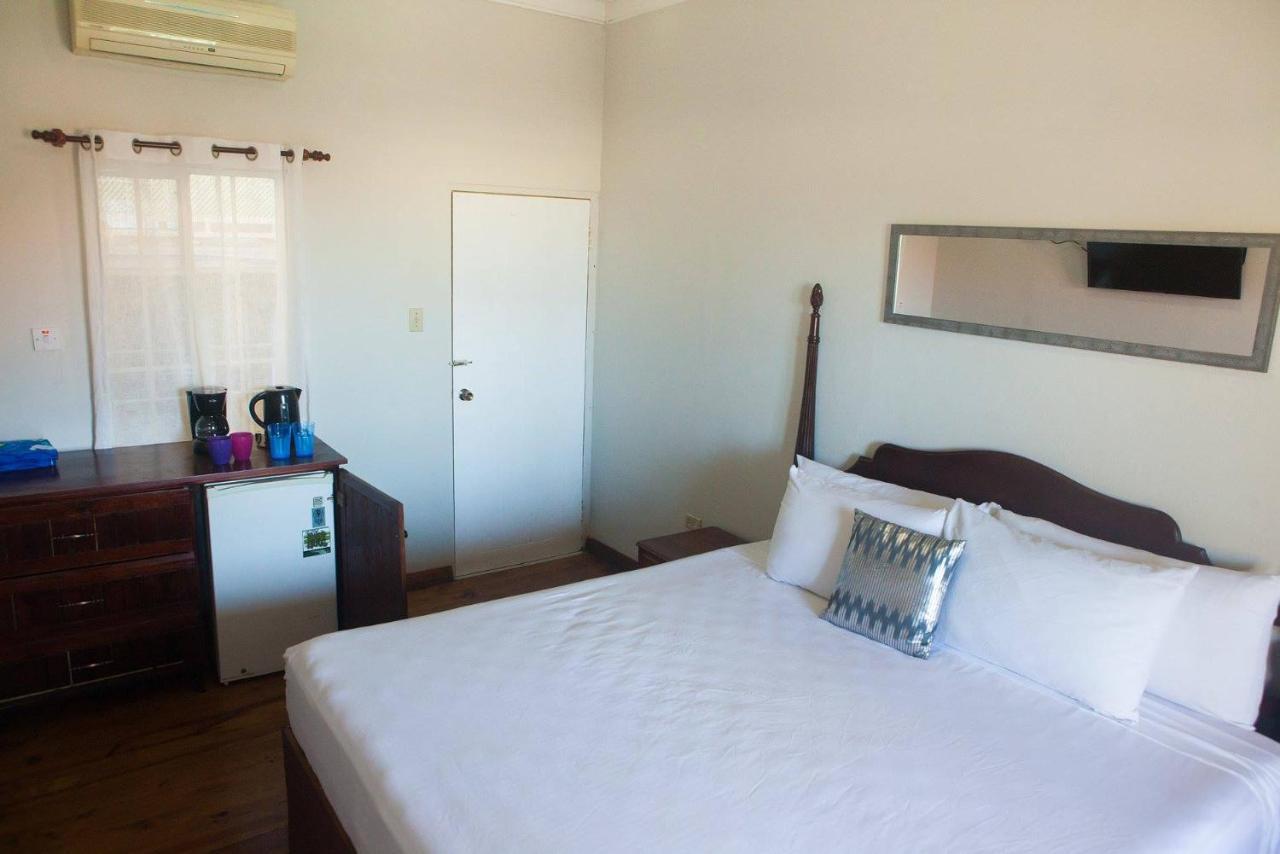 Hotel Caribic House Montego Bay Exterior foto