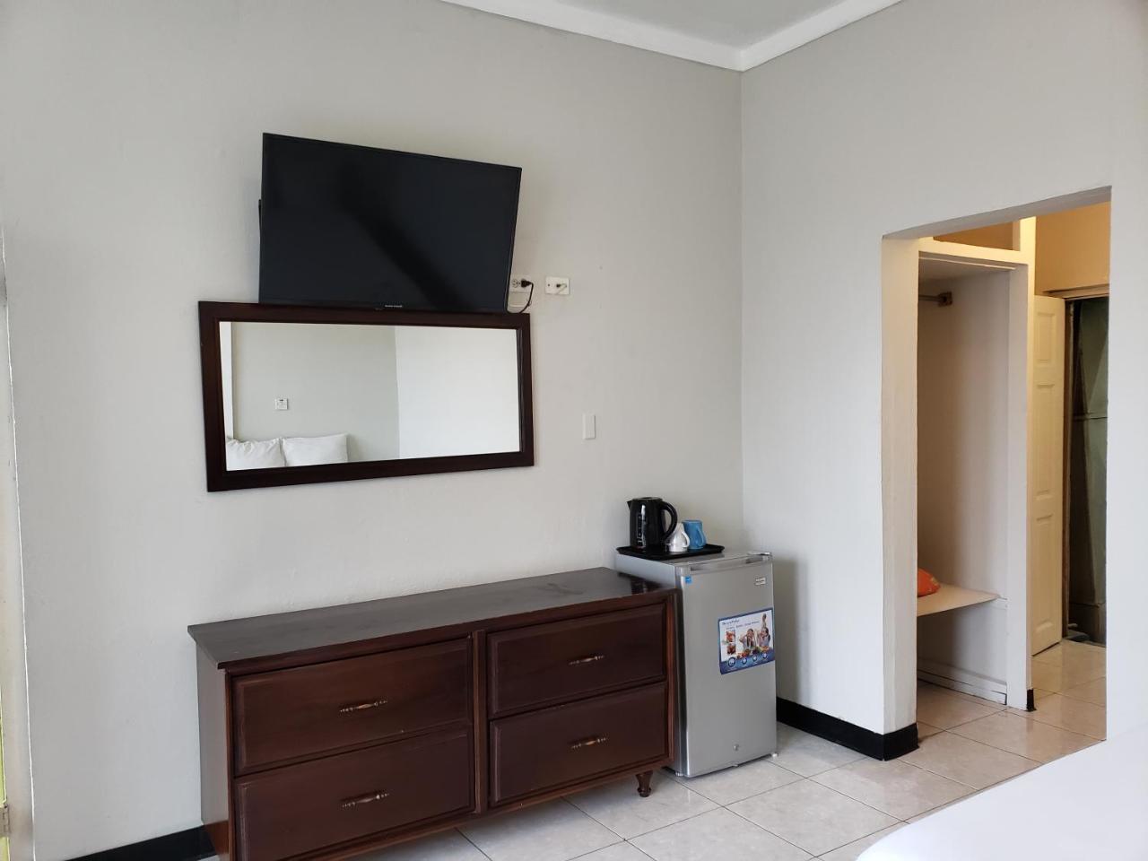 Hotel Caribic House Montego Bay Exterior foto